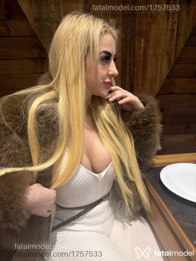 Acompanhante mulher loira (o) de olhos castanhos - Loiraaaa