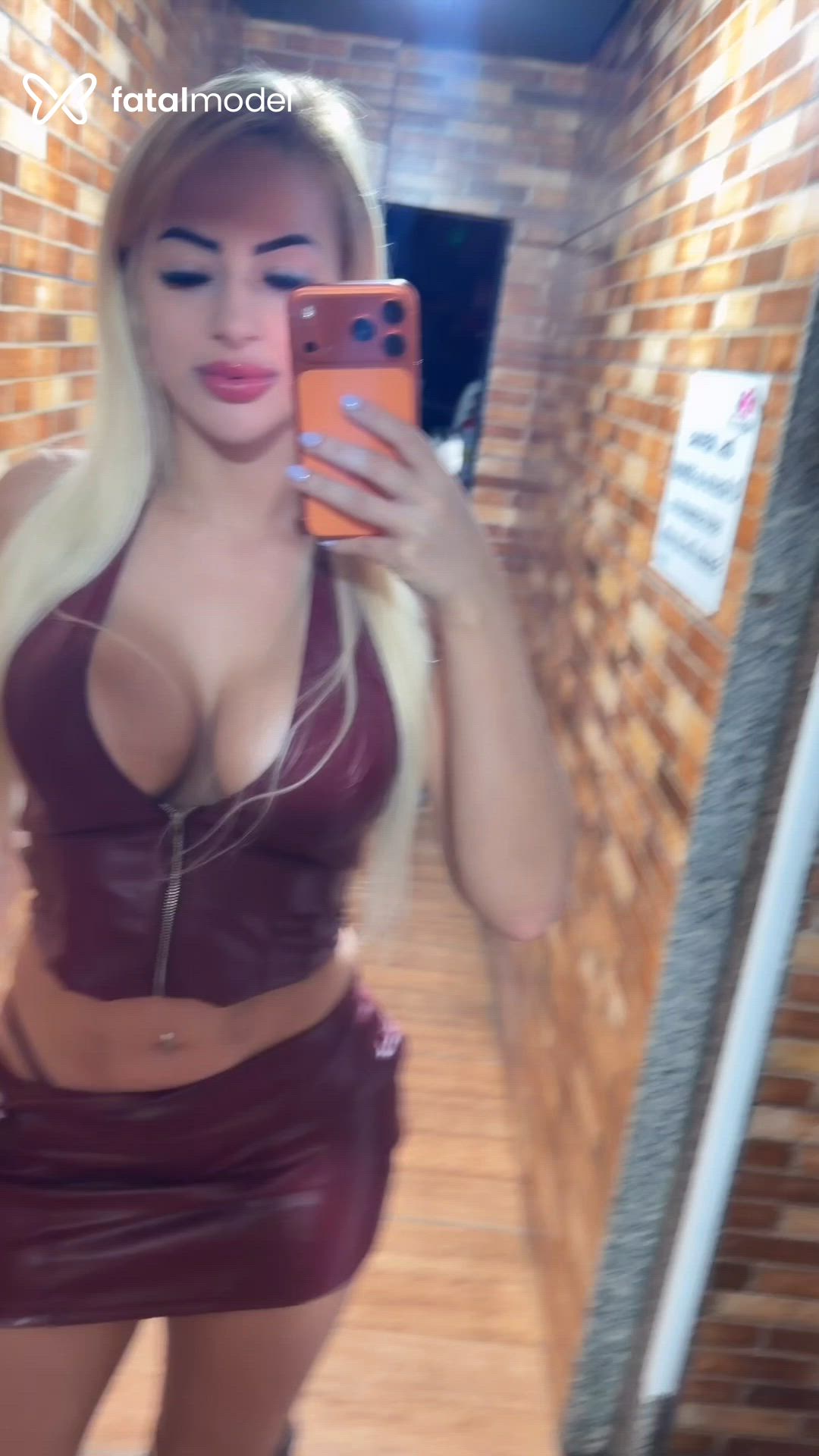 Acompanhante mulher loira (o) de olhos castanhos - Loiraaaa