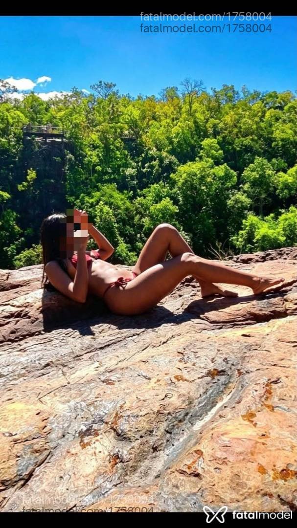 Acompanhante mulher morena (o) de olhos pretos - Clara Campos