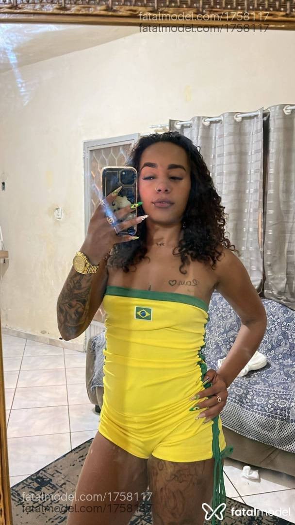 Acompanhante mulher com cabelo castanho de olhos castanhos em Valença - July