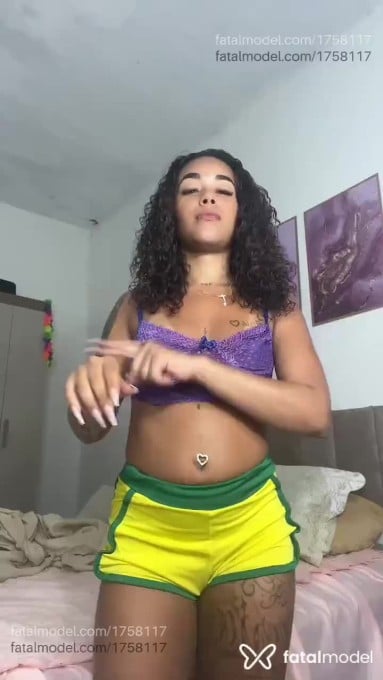 Acompanhante mulher com cabelo castanho de olhos castanhos em Valença - July