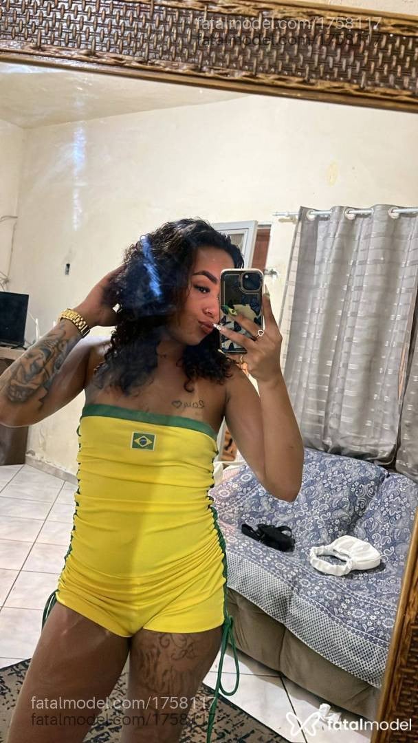 Acompanhante mulher com cabelo castanho de olhos castanhos em Valença - July
