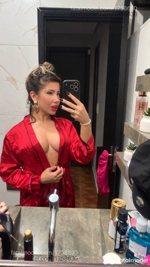 Acompanhante mulher com cabelo castanho de olhos mel - Nicolly Nakamura