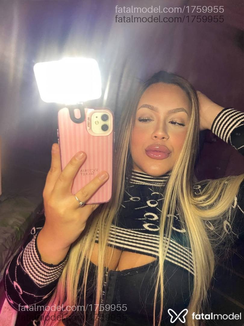 Acompanhante mulher loira (o) de olhos castanhos - Yaaa