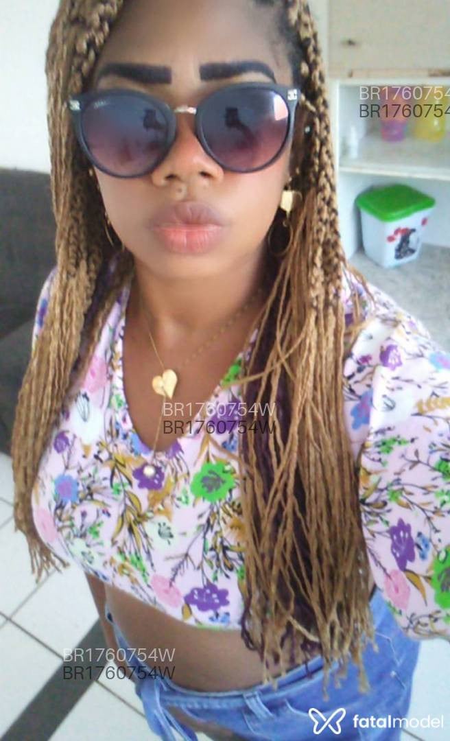 Acompanhante mulher com cabelo colorido de olhos mel em Cabo Frio - Aliciamorena