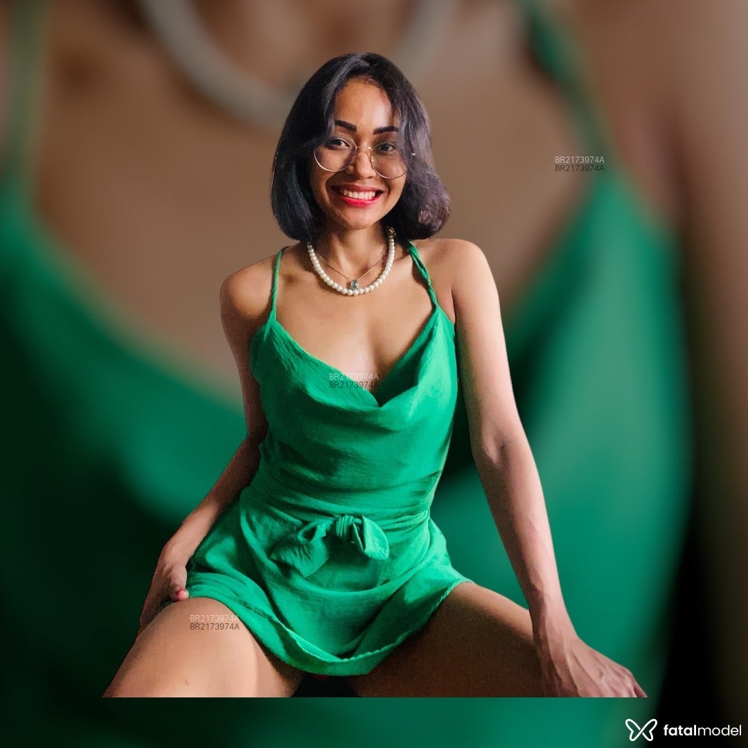 Acompanhante mulher com cabelo castanho de olhos pretos em Virtual Acompanhante mulher com cabelo castanho de olhos pretos em Virtual - Maria