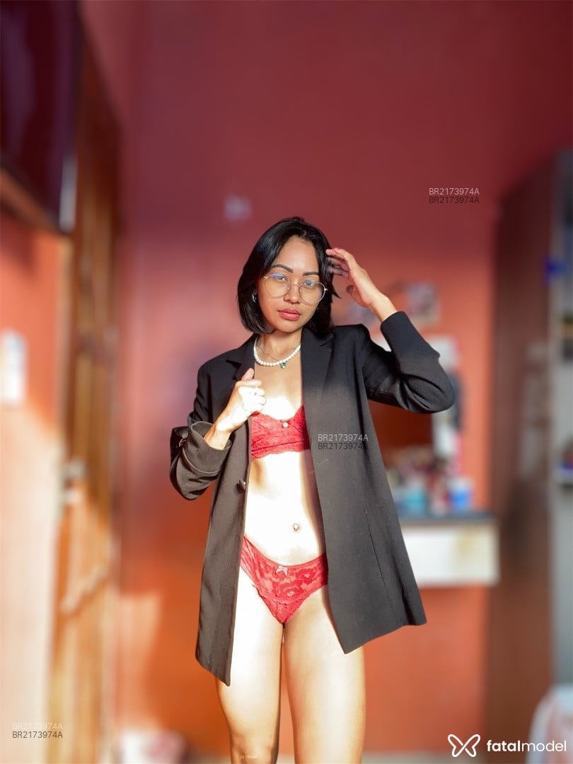 Acompanhante mulher com cabelo castanho de olhos pretos em Virtual Acompanhante mulher com cabelo castanho de olhos pretos em Virtual - Maria
