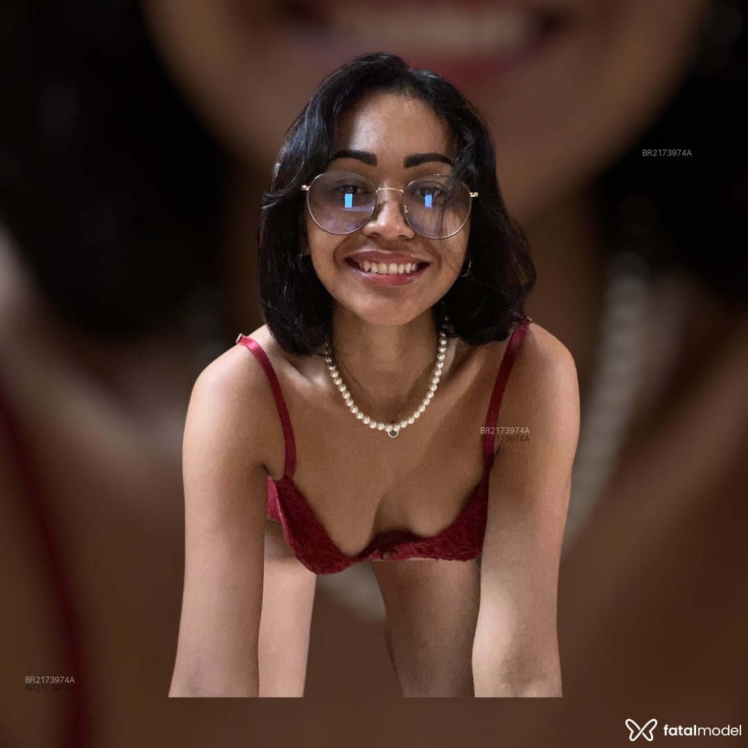 Acompanhante mulher com cabelo castanho de olhos pretos em Virtual Acompanhante mulher com cabelo castanho de olhos pretos em Virtual - Maria