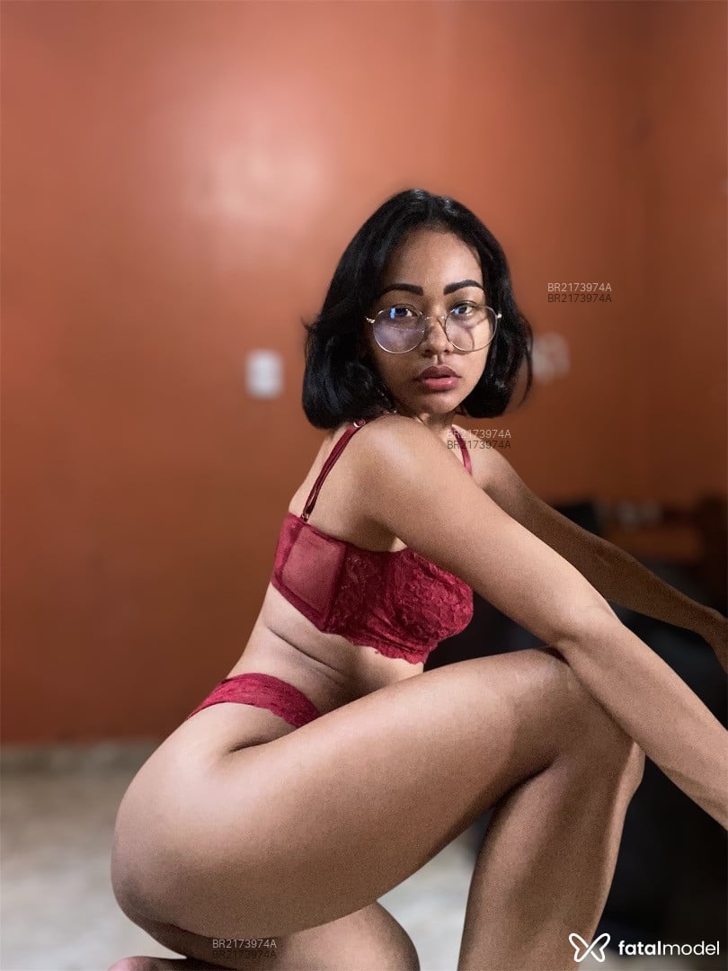 Acompanhante mulher com cabelo castanho de olhos pretos em Virtual Acompanhante mulher com cabelo castanho de olhos pretos em Virtual - Maria