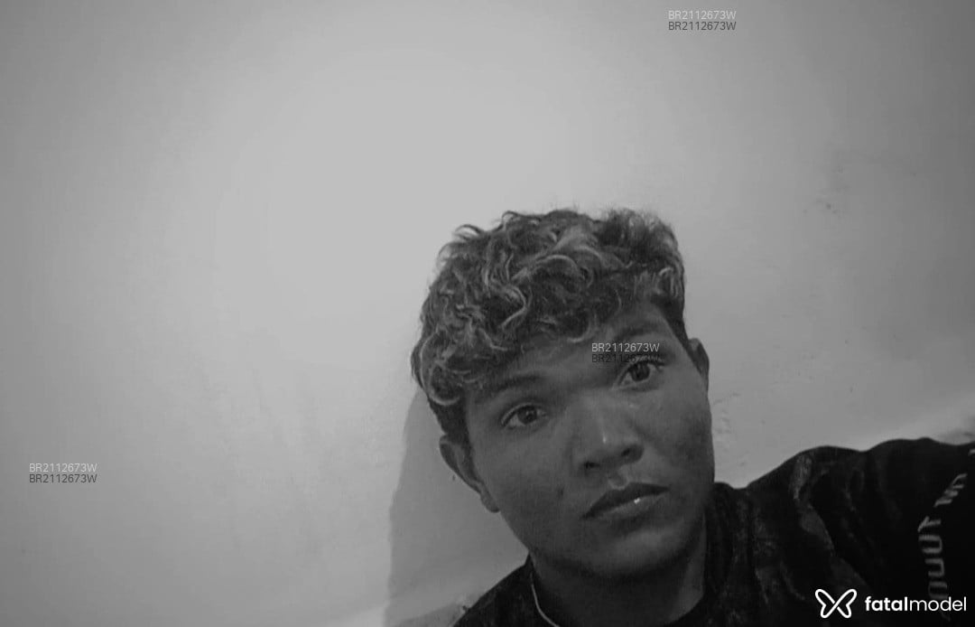 Acompanhante homem com cabelo colorido de olhos castanhos em Goiânia - Paulo Ricardo