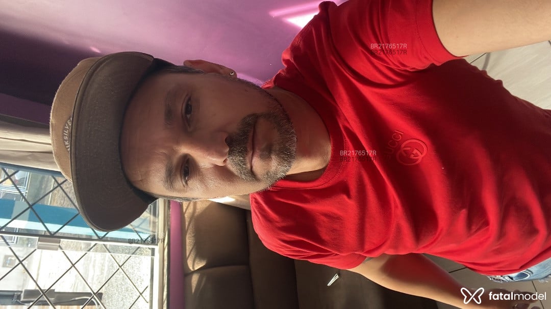 Acompanhante homem com cabelo grisalho de olhos castanhos em Chapecó - Karlos