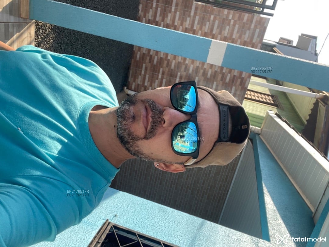 Acompanhante homem com cabelo grisalho de olhos castanhos em Chapecó - Karlos