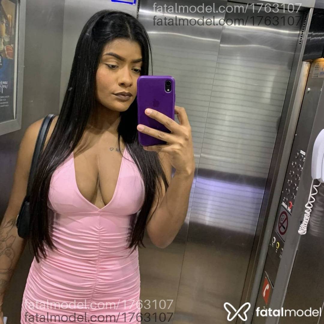Acompanhante mulher com cabelo castanho de olhos pretos - Tayna Gimenez