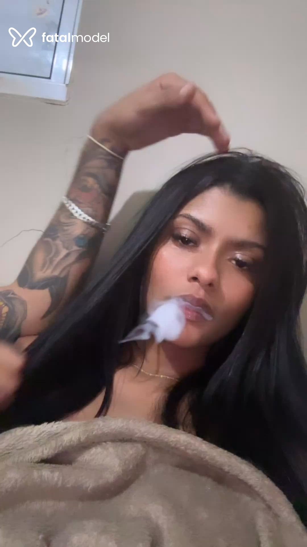Acompanhante mulher com cabelo castanho de olhos pretos - Tayna Gimenez
