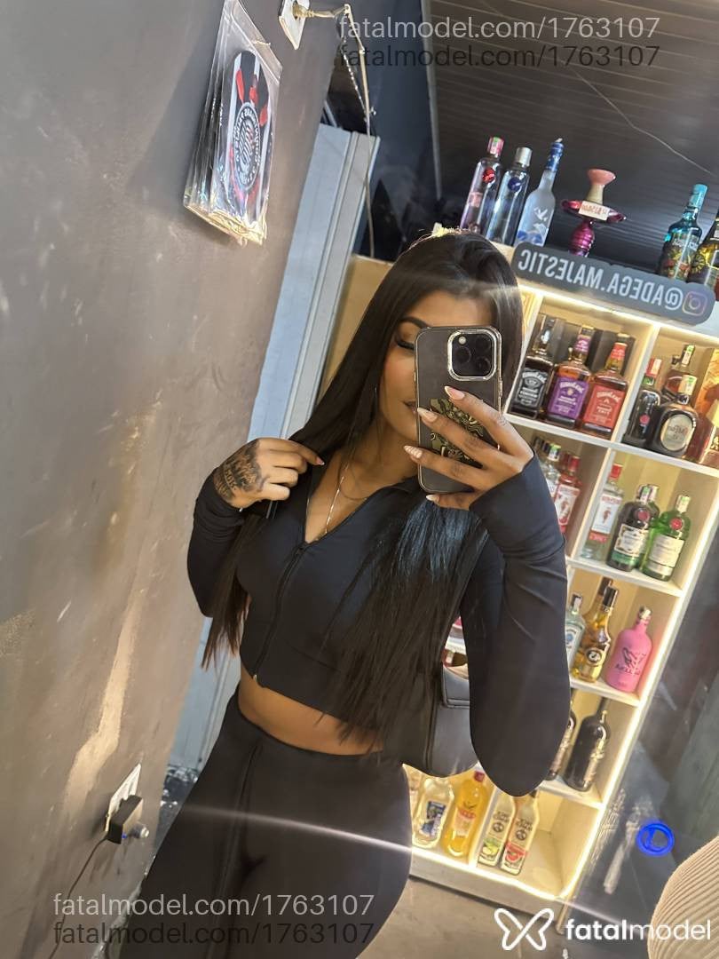 Acompanhante mulher com cabelo castanho de olhos pretos - Tayna Gimenez