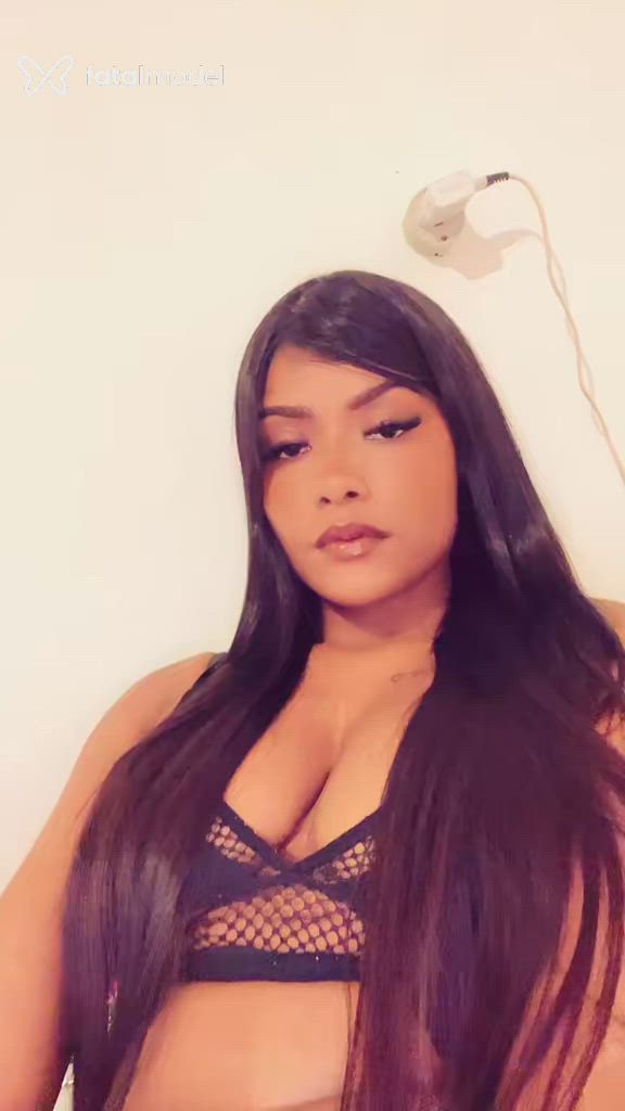 Acompanhante mulher com cabelo castanho de olhos pretos - Tayna Gimenez