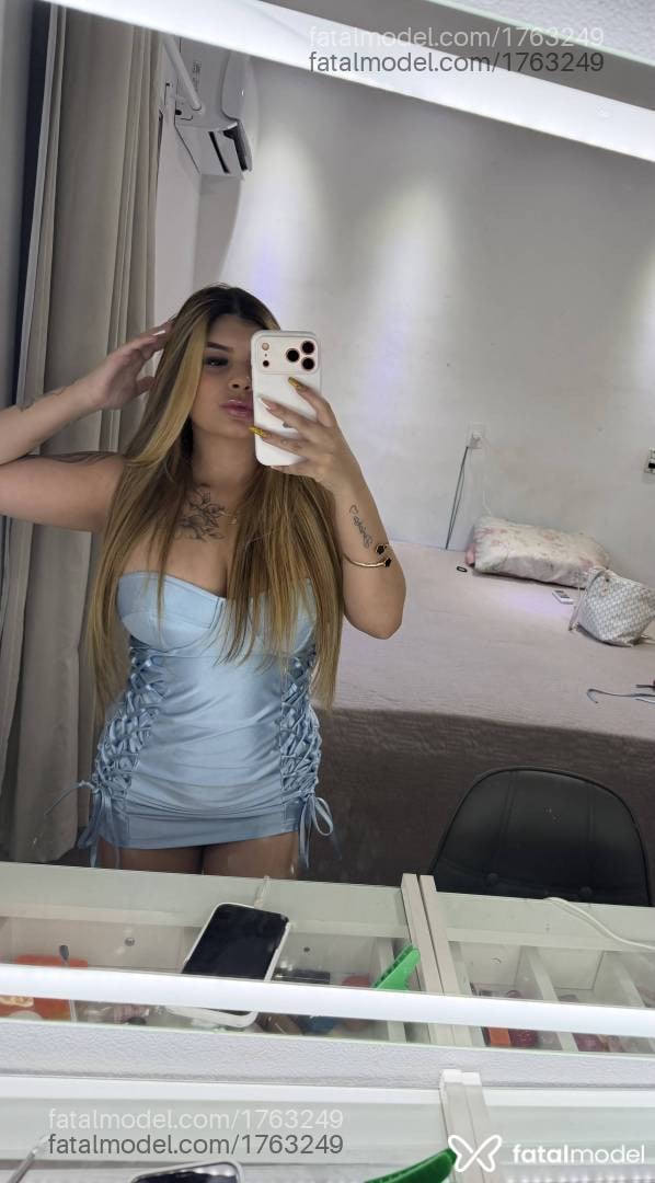 Acompanhante mulher loira (o) de olhos pretos - Julia Ferraz