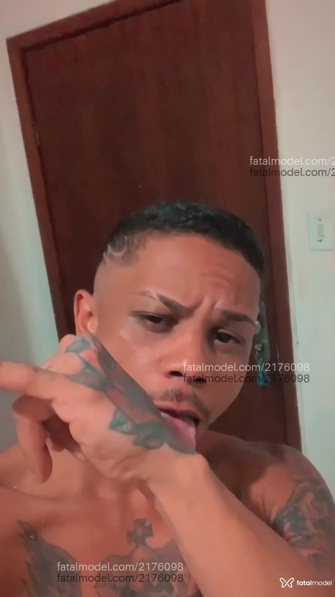 Acompanhante homem morena (o) de olhos pretos em Porto Alegre - Machado