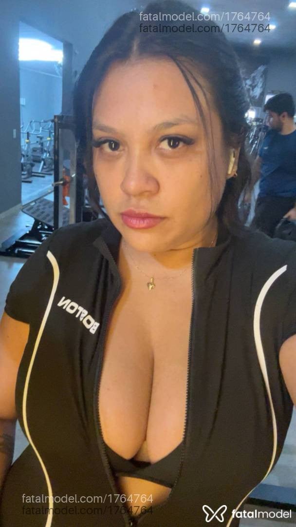 Acompanhante mulher com cabelo castanho de olhos pretos - Tainá