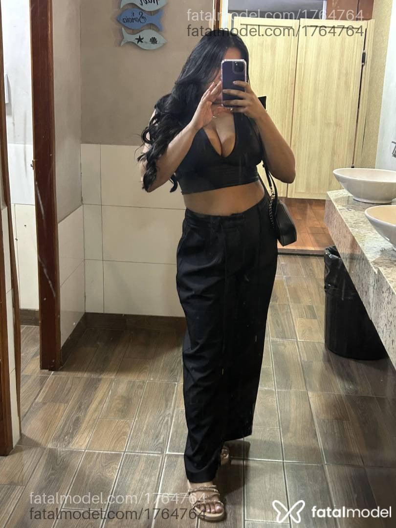 Acompanhante mulher com cabelo castanho de olhos pretos - Tainá