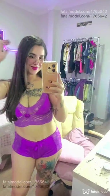 Acompanhante mulher com cabelo castanho de olhos castanhos em Virtual - Agnes Martins