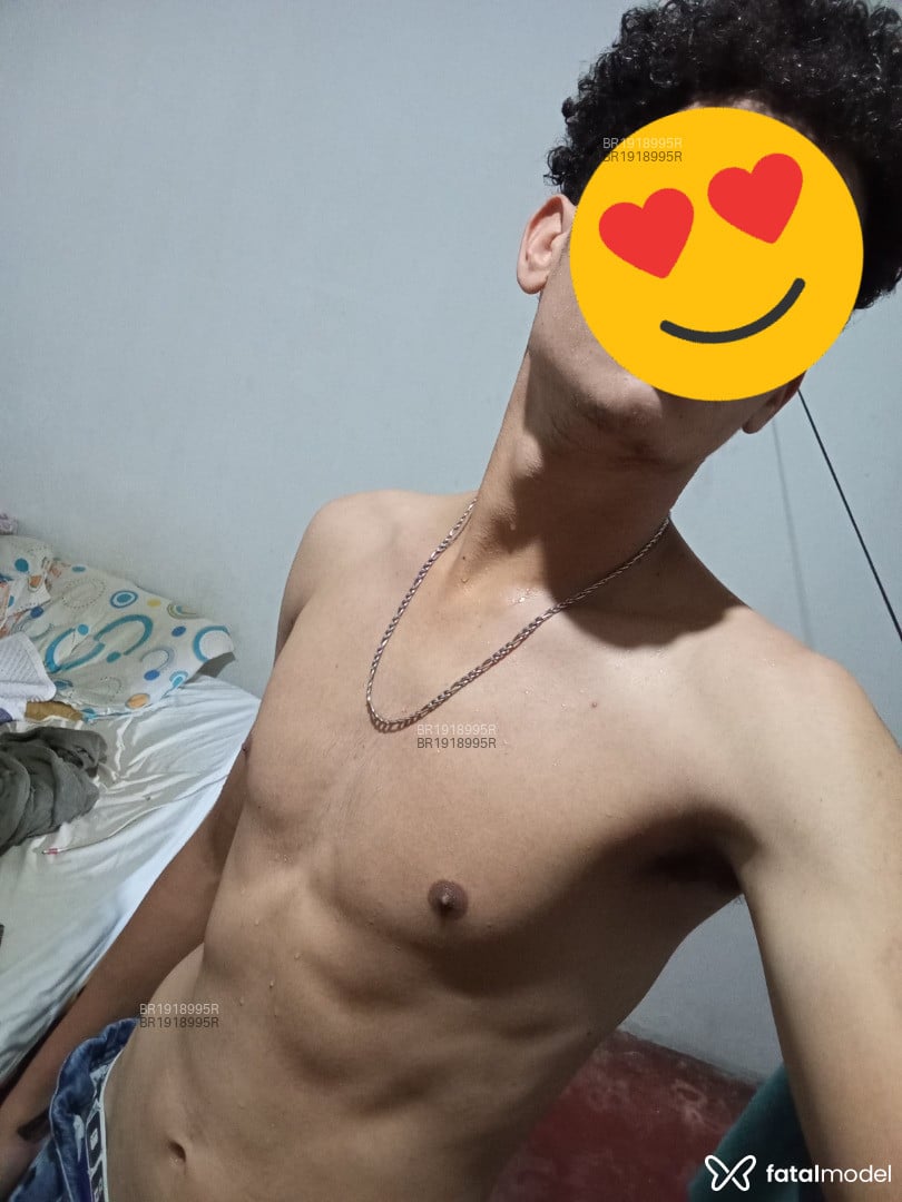 Acompanhante homem com cabelo castanho de olhos pretos em Água Boa - Luka