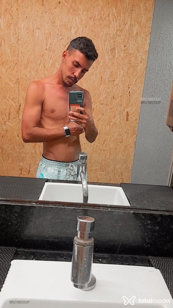 Acompanhante homem com cabelo castanho de olhos castanhos em Rio de Janeiro Acompanhante homem com cabelo castanho de olhos castanhos em Rio de Janeiro - Lucas