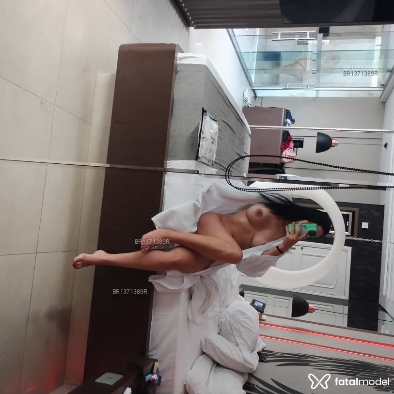 Acompanhante mulher morena (o) de olhos castanhos em São Paulo Acompanhante mulher morena (o) de olhos castanhos em São Paulo - Melissa Meneguelli