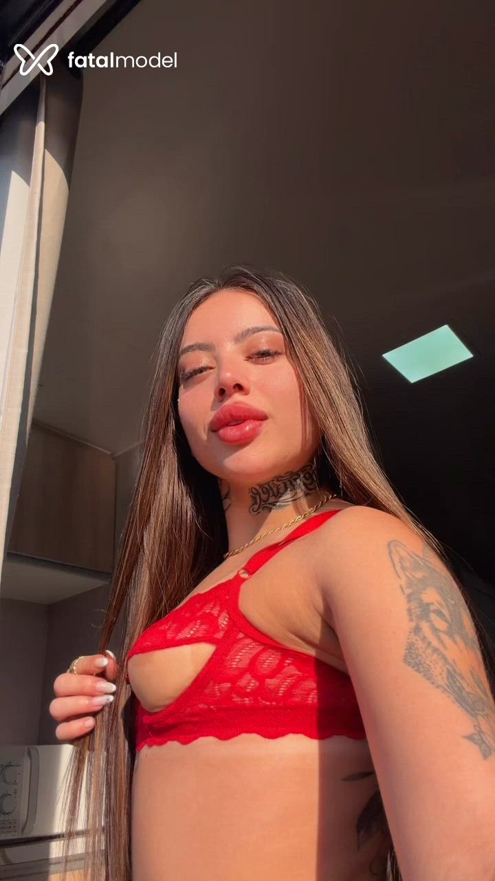 Acompanhante mulher morena (o) de olhos azuis - Giulia