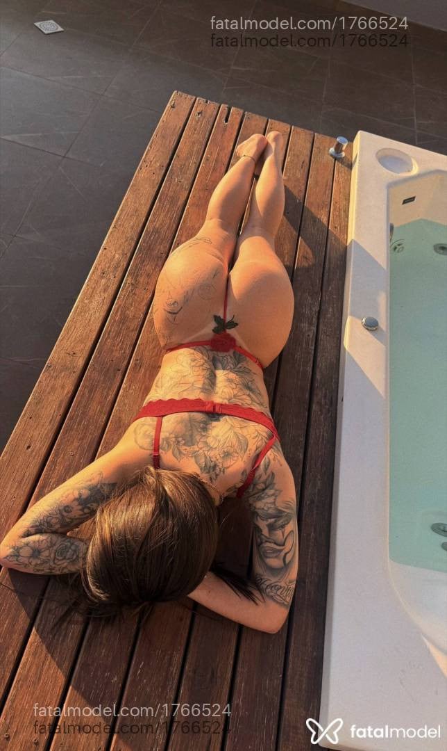 Acompanhante mulher morena (o) de olhos azuis - Giulia