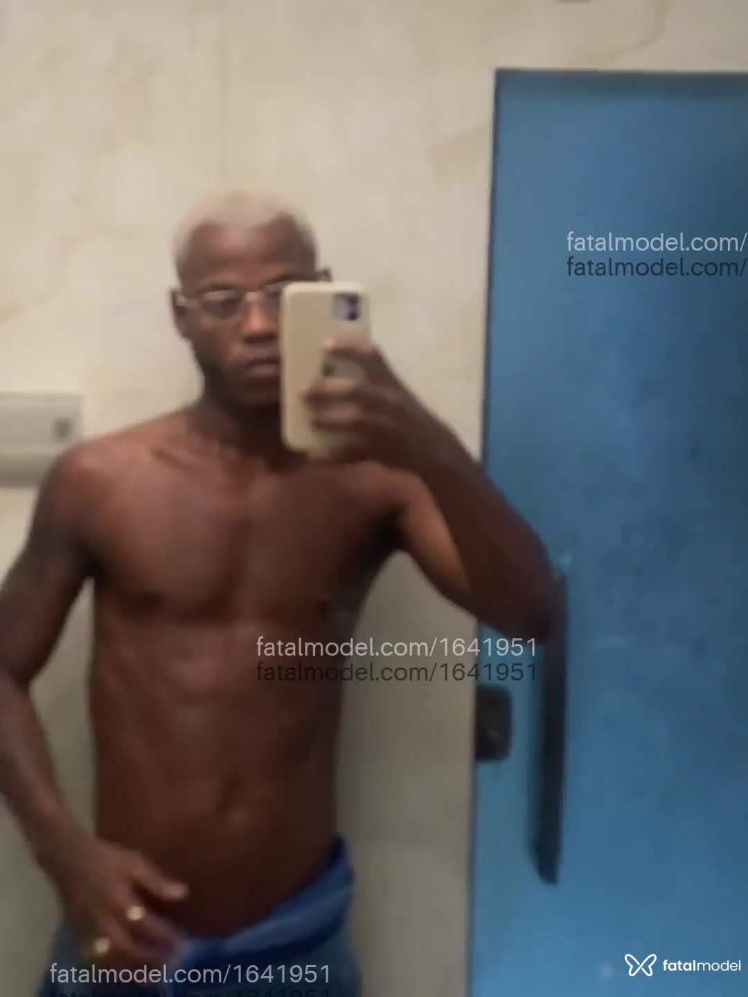Acompanhante homem com cabelo colorido de olhos pretos em Rio de Janeiro Acompanhante homem com cabelo colorido de olhos pretos em Rio de Janeiro - Iscopyni