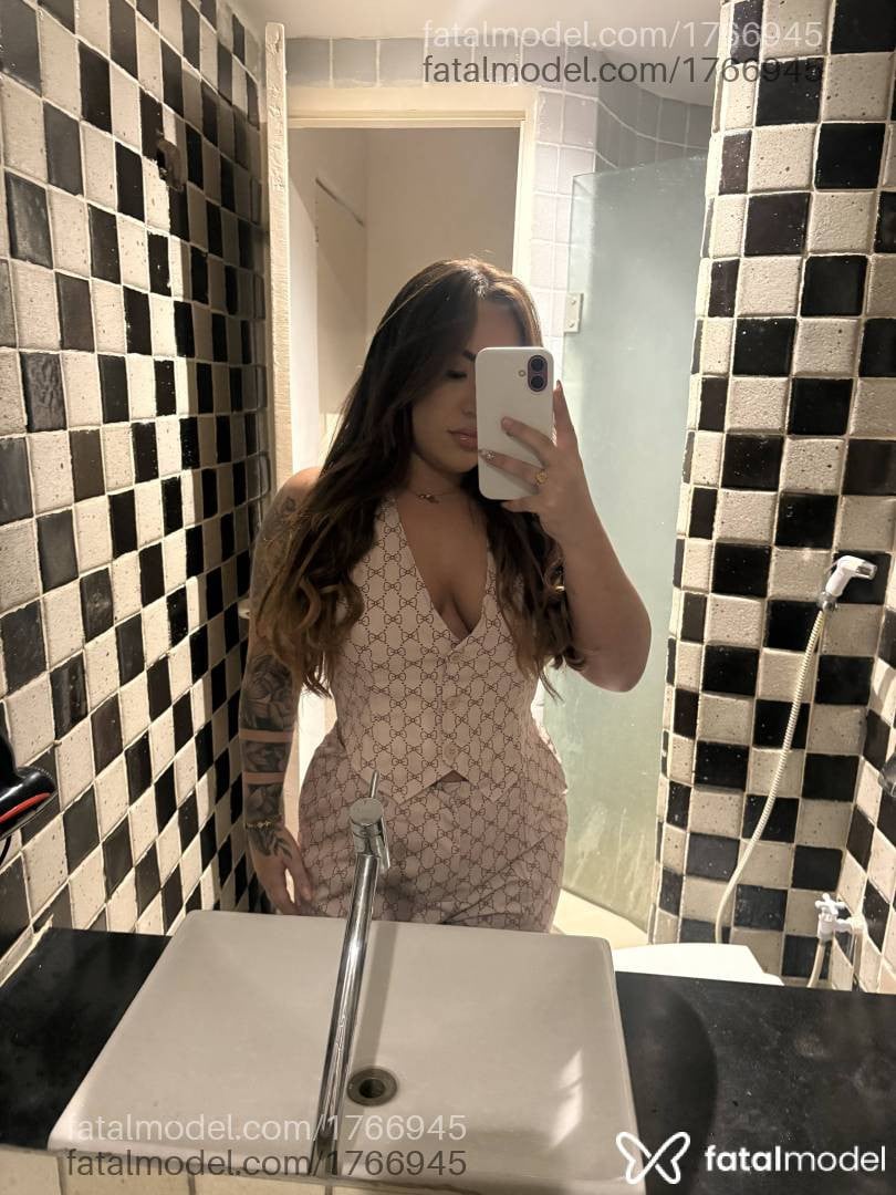 Acompanhante mulher com cabelo castanho de olhos mel - Juh Martins