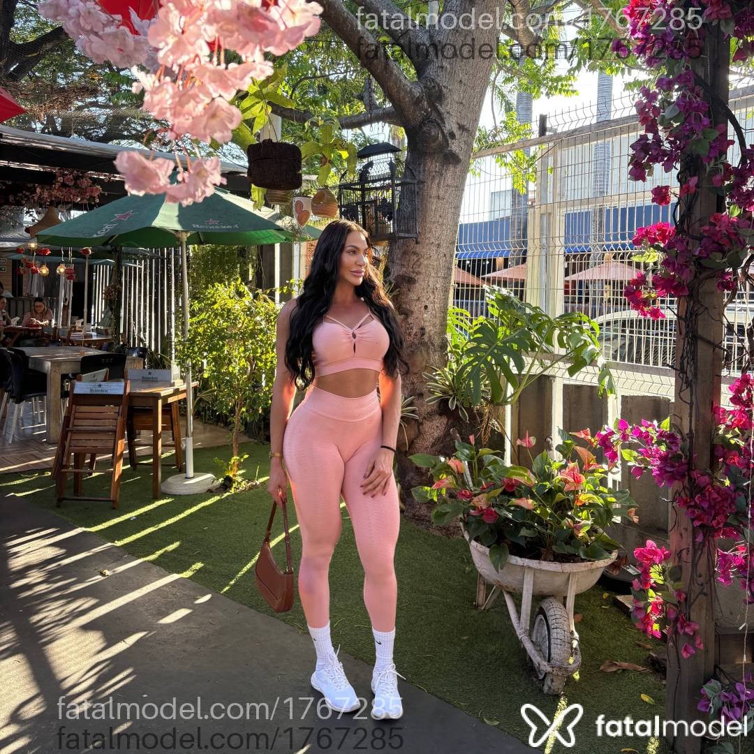 Acompanhante mulher com cabelo castanho de olhos castanhos - Adriana