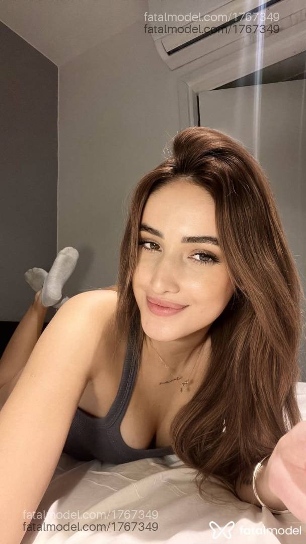 Acompanhante mulher com cabelo castanho de olhos castanhos - Mamá