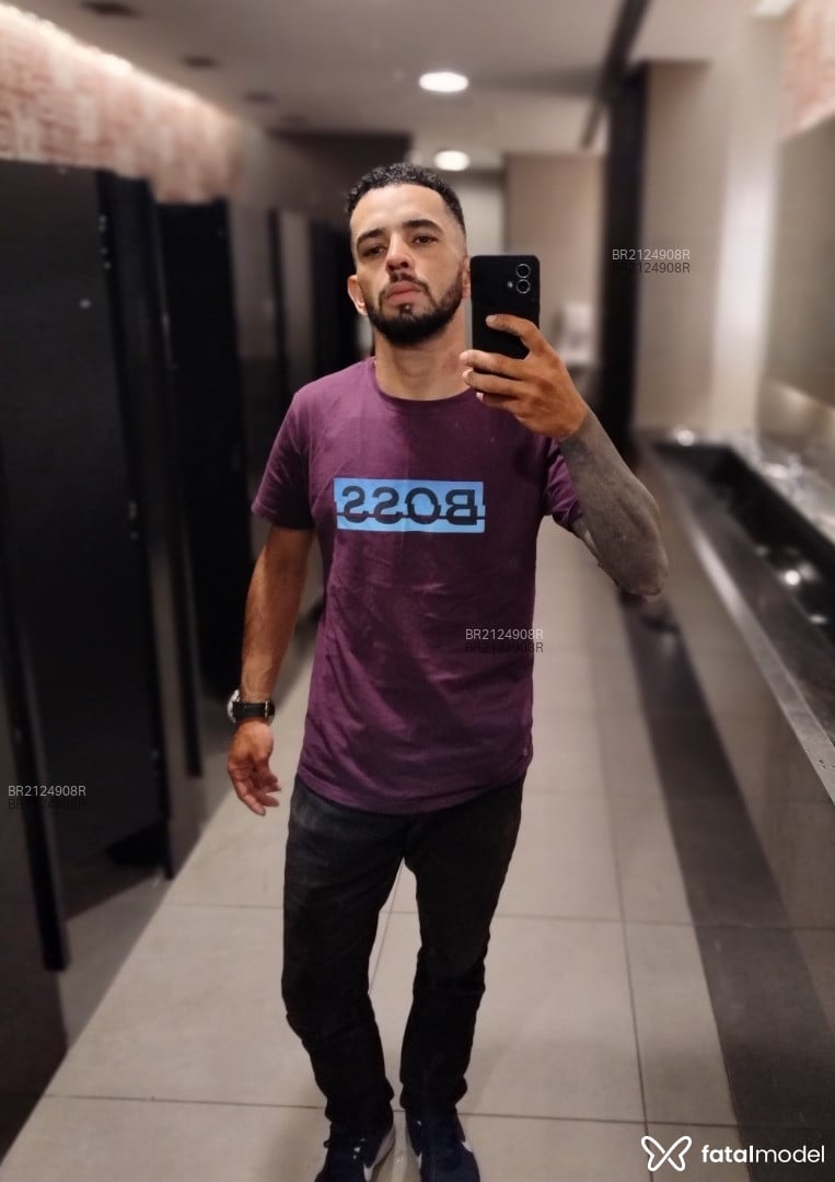 Acompanhante homem com cabelo castanho de olhos pretos em São Paulo Acompanhante homem com cabelo castanho de olhos pretos em São Paulo - Oliver Leozin