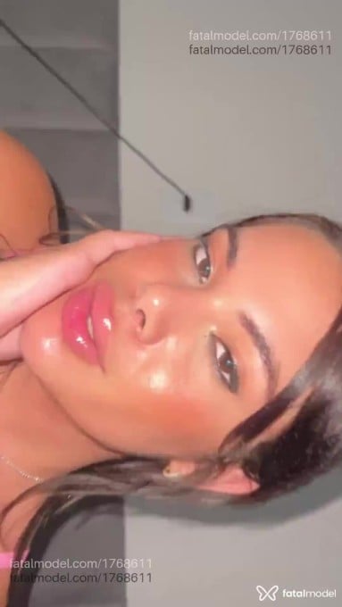 Acompanhante mulher trans morena (o) de olhos pretos - Yarinha