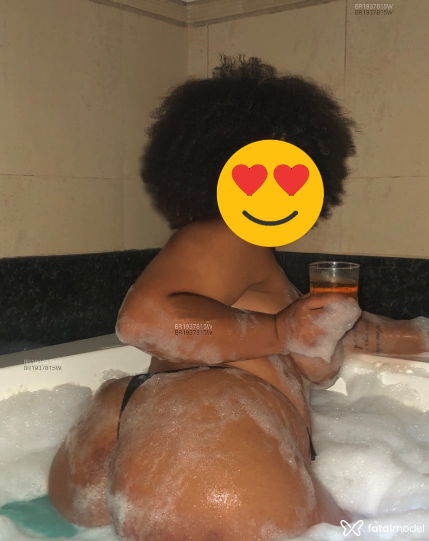 Acompanhante mulher com cabelo castanho de olhos castanhos em Porto Alegre Acompanhante mulher com cabelo castanho de olhos castanhos em Porto Alegre - Juh