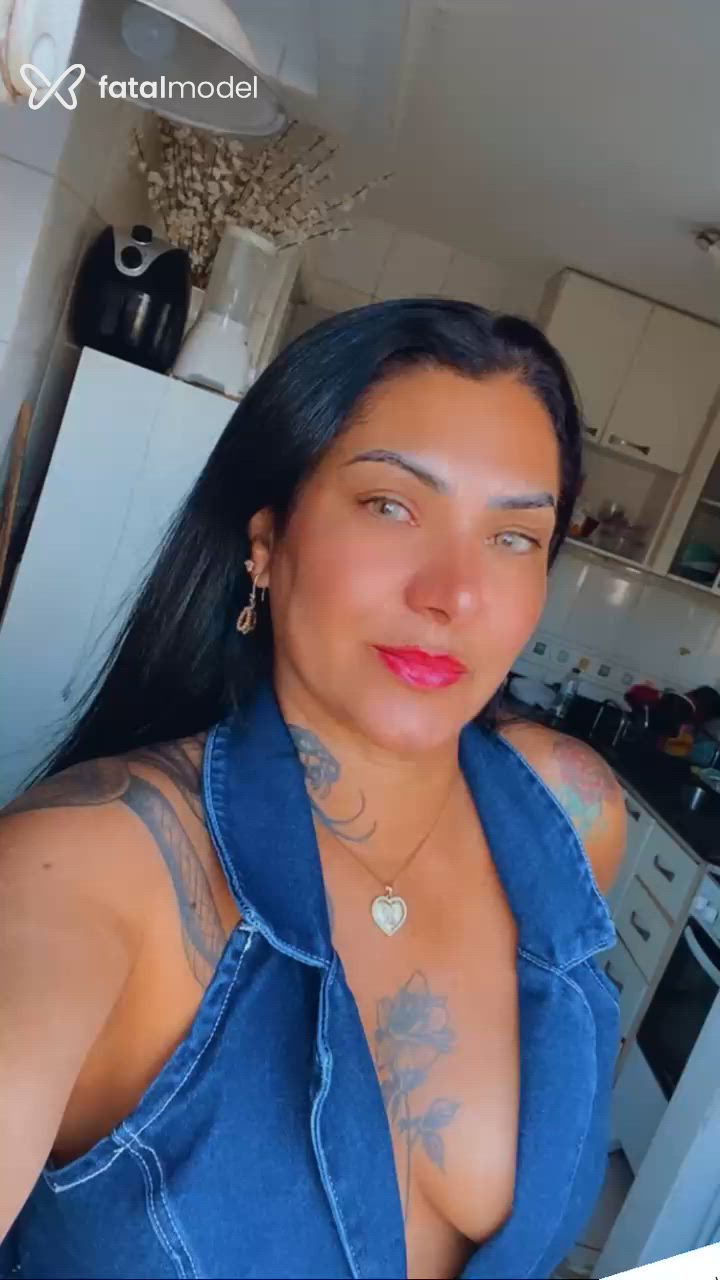 Acompanhante mulher com cabelo castanho de olhos verdes - Rebeca Prado