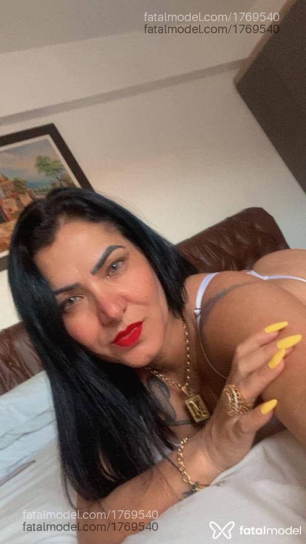 Acompanhante mulher com cabelo castanho de olhos verdes - Juliana Prado