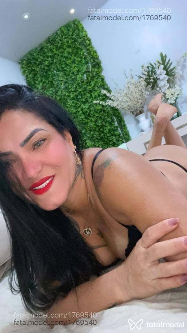 Acompanhante mulher com cabelo castanho de olhos verdes - Rebeca Prado