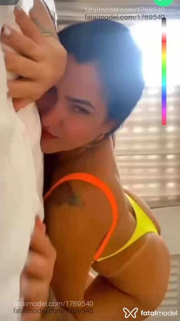 Acompanhante mulher com cabelo castanho de olhos verdes - Juliana Prado