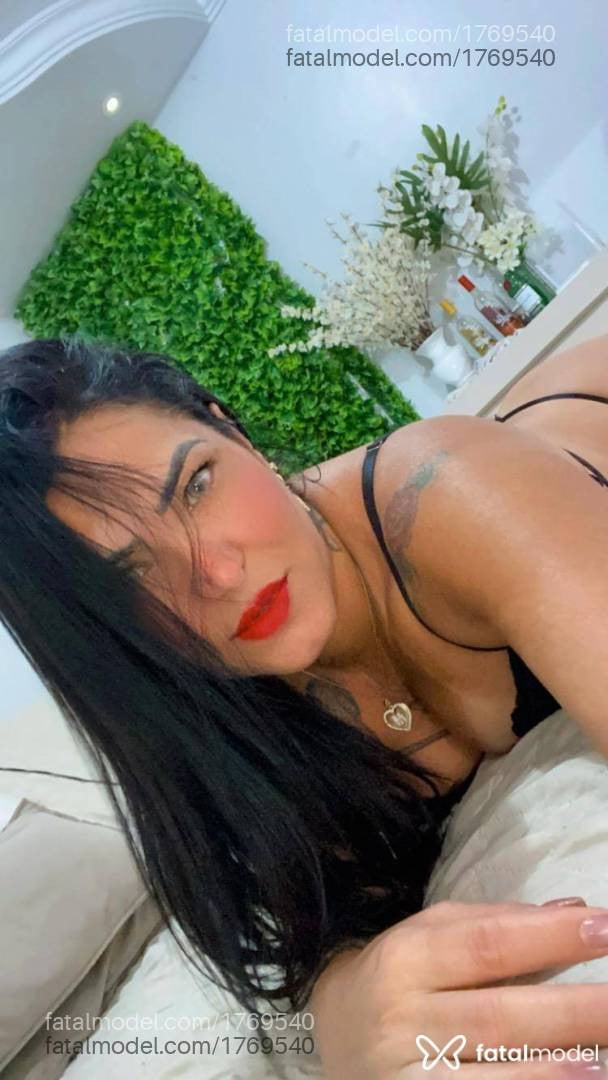 Acompanhante mulher com cabelo castanho de olhos verdes - Rebeca Prado