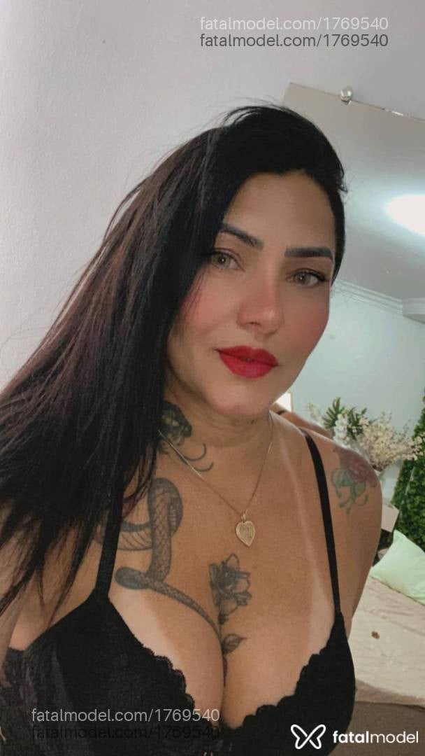 Acompanhante mulher com cabelo castanho de olhos verdes - Juliana Prado