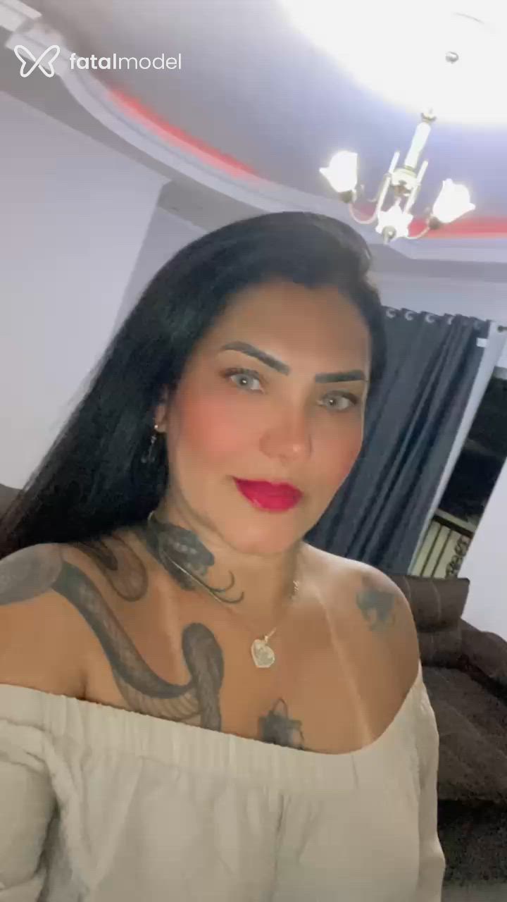 Acompanhante mulher com cabelo castanho de olhos verdes - Rebeca Prado