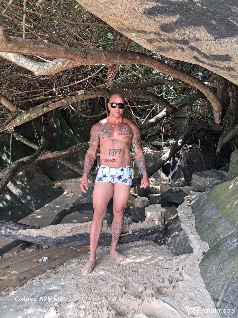 Acompanhante homem sem cabelo de olhos castanhos em Rio de Janeiro Acompanhante homem sem cabelo de olhos castanhos em Rio de Janeiro - Alexx