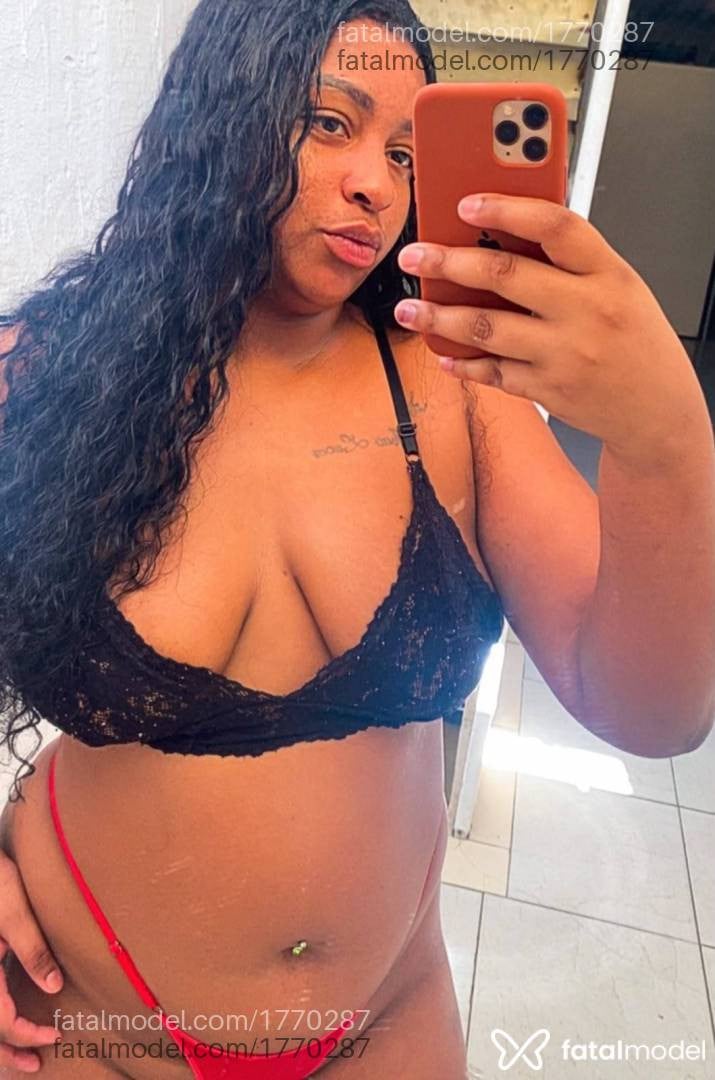 Acompanhante mulher morena (o) de olhos pretos - Marcela