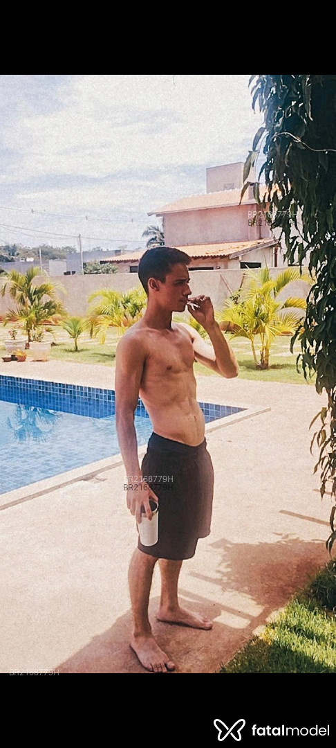 Acompanhante homem com cabelo castanho de olhos castanhos - Endrick Acompanhante homem com cabelo castanho de olhos castanhos - Endrick