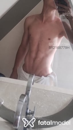 Acompanhante homem com cabelo castanho de olhos castanhos - Endrick Acompanhante homem com cabelo castanho de olhos castanhos - Endrick