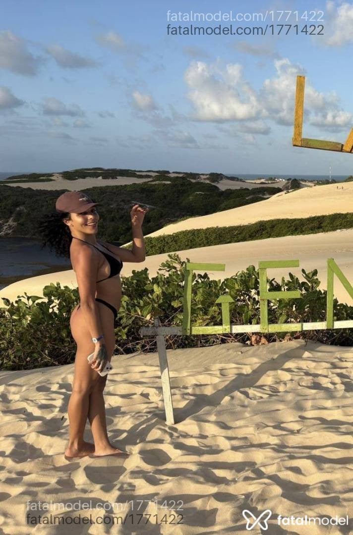 Acompanhante mulher com cabelo castanho de olhos mel - Lara Torrez