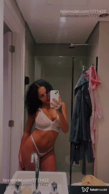 Acompanhante mulher com cabelo castanho de olhos mel - Lara Torrez